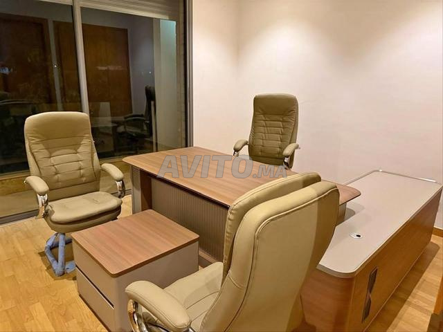 مكتب عمل مستورد بإضاءة عصرية وتصميم أنيق