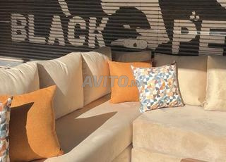 Canapé d’angle beige avec coussins – confort