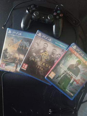 بلاي ستيشن 4 مع 3 أقراص مدمجة