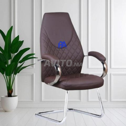 كرسي زائر من الجلد الصناعي مع أرجل من الكروم