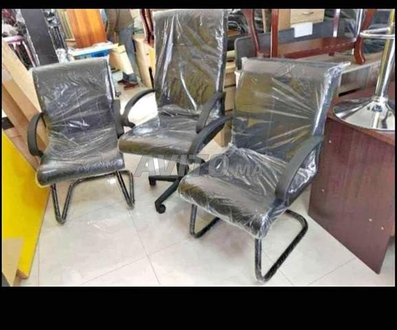 Chaise visiteur en similicuir avec piètement chromé - 2