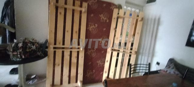 سرير شخصين و طاولته