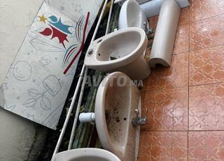 مغاسل وأدوات صحية مستعملة بحالة جيدة للبيع