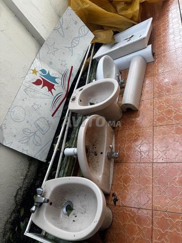 مغاسل وأدوات صحية مستعملة بحالة جيدة للبيع