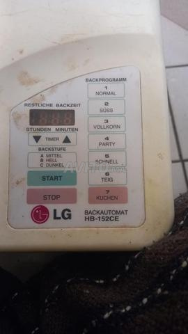 Machine à pétrir le pain et à cuire les gâteaux