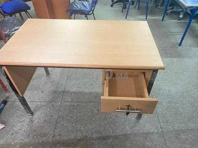 مكتب شبه معدني متوفر