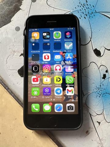 Téléphone à vendre en bon état avec une petite rayure discrète