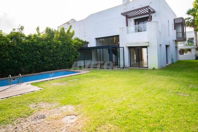 فيلا فاخرة مع مسبح وحديقة كبيرة -