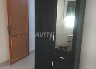 خزانة ببابين مع مرآة