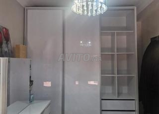 خزانة وطاولة تزيين