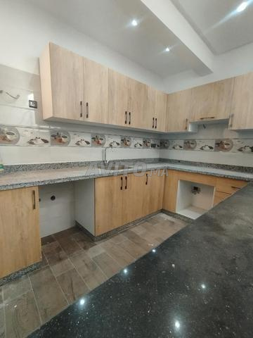 شقة جديدة للبيع مطلة على الطريق الرئيسية