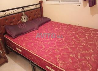 سرير مع فراش