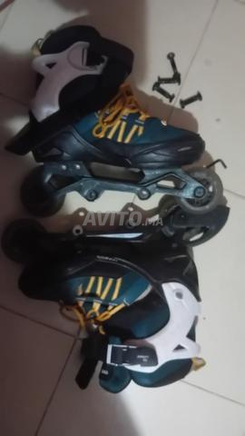 حذاء تزلج ديكاتلون شبه جديد بعجلتين على القدم