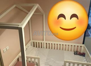 سرير على شكل كوخ للأطفال