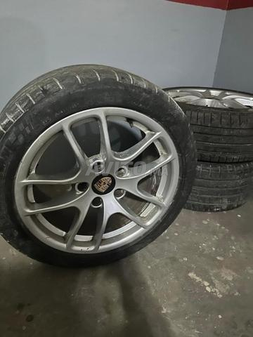 4 جنوط بورش 18 بوصة مع إطارات جديدة