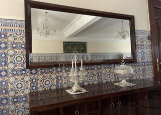 بوفيه مع مرآة للبيع بحالة ممتازة