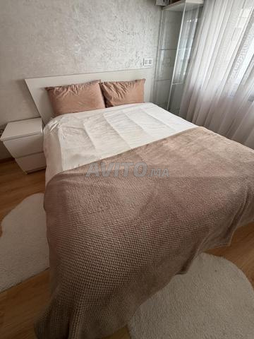 Lit avec matelas et commode