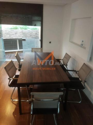 Table de réunion élégante et confortable pour les réunions officielles