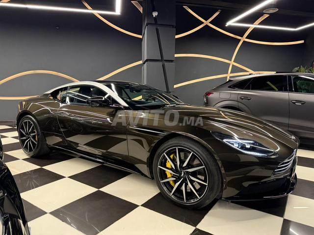 أستون مارتن DB11