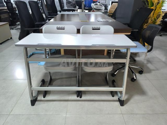 طاولات مدرسية تجمع بين المتانة والراحة