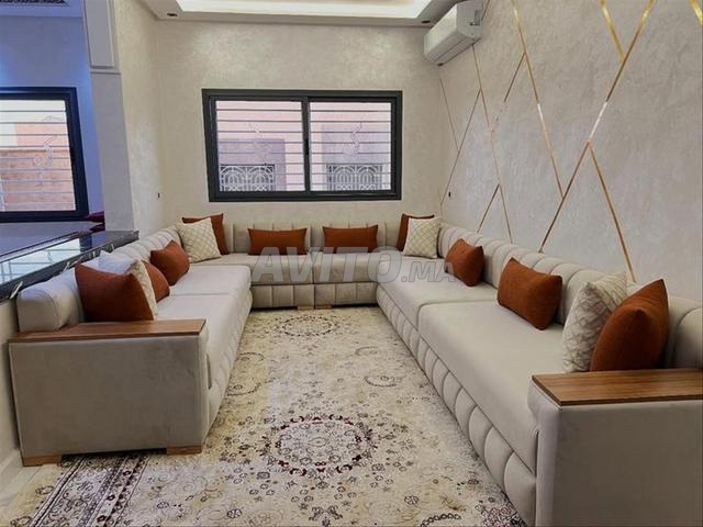 Salon moderne avec canapé en U