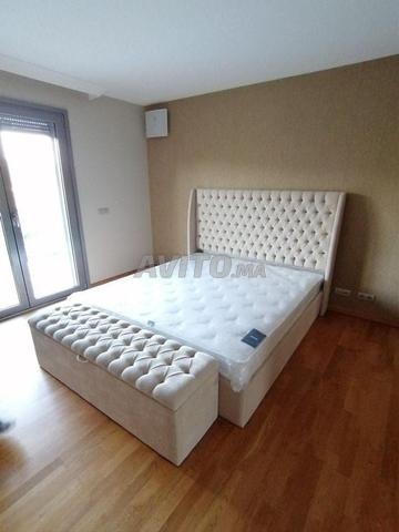 سرير عصري مع رأس سرير منجد  أناقة