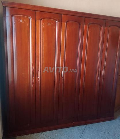 L'ensemble tête de lit et armoire en bois massif