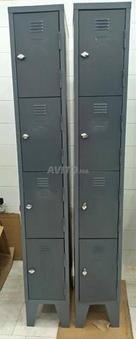 خزانة معدنية عملية بتصميم بسيط وأنيق