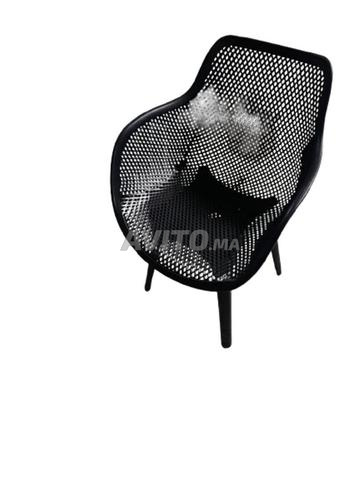 كرسي بلاستيكي بتصميم عصري عالي الجودة