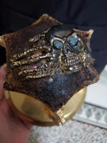 تحفة عبرية بالزواق الأحمر