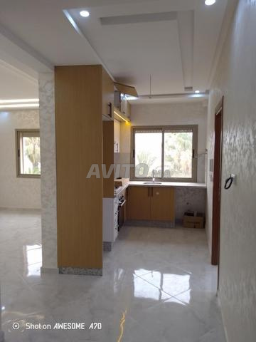 الطابق الثاني سلالم خاصة واجهتين 90م