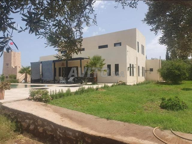 فيلا راقية ذات سند ملكية مع حديقة بوزامة