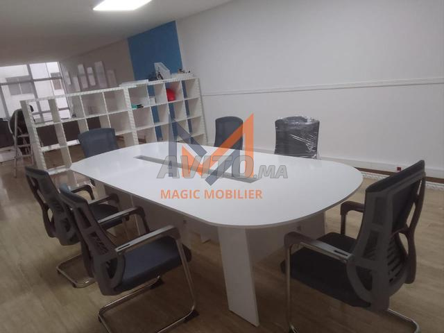 طاولة اجتماع مع كراسي