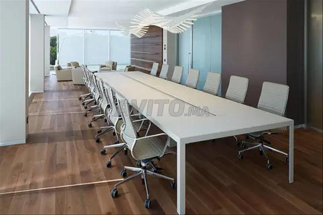 طاولة اجتماعات في عرض خاص