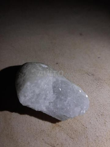 🪨 حجر كوارتز أبيض طبيعي – للزينة والديكور