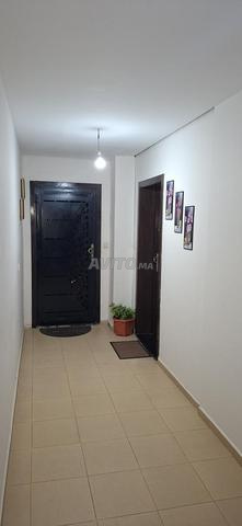 بالطابق الثاني وبها مصعد للبيع - 2