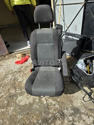 مقعد دلو فردي مع مسند رأس قابل للتعديل.