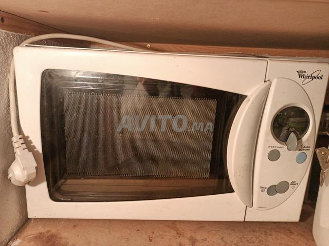ميكروويف ويرلبول في حالة جيدة جدا كالجديد