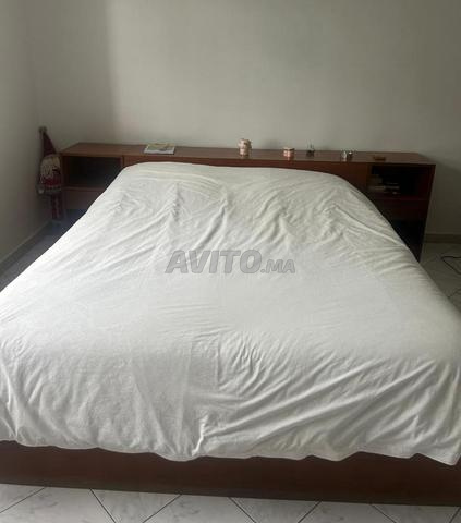 Sommier de lit en bois et commodes