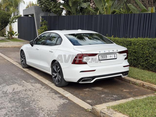 Volvo S60 T8 407 حصان هجينة قابلة للشحن
