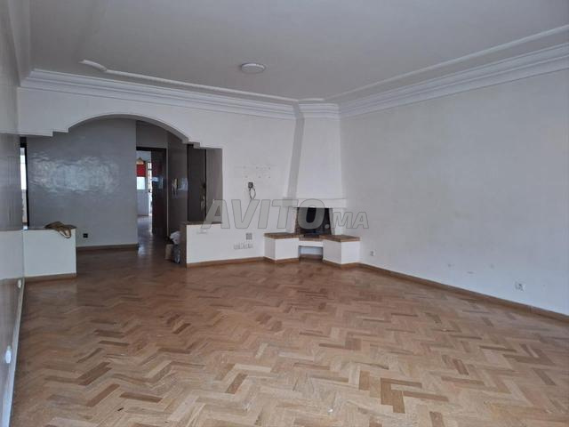 شقة عالية المستوى للإيجار 3 غرف مفروشة في راسين