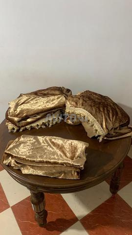 2 khamiyates avec housse de table de salon couleur or tissu Moubra