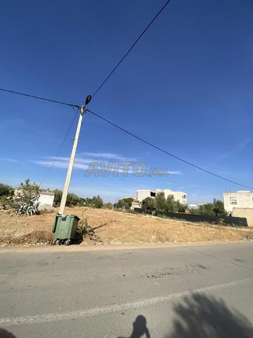 أرض ومنزل صغير على الطريق مساحة 1100 - 2