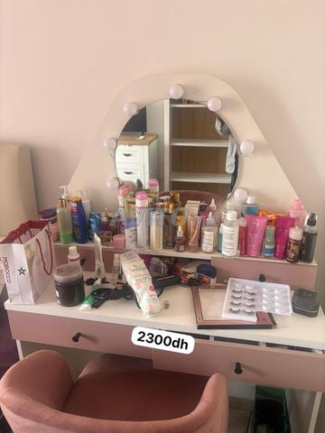 خزانة لتصفيف الشعر بما في ذلك كرسي وردي