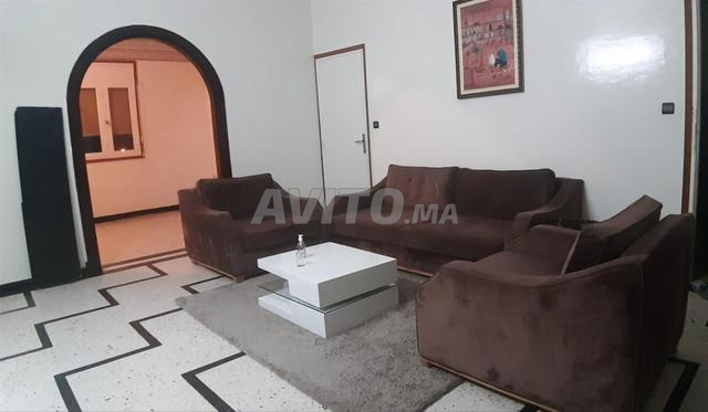 Salon européen avec table basse et meuble tv