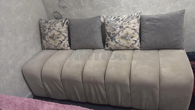 كرسي بذراعين بيج