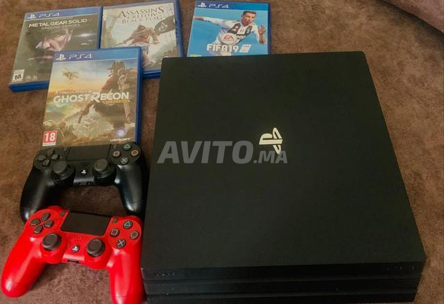 PS4 Pro , 2 manettes originals et 4 jeux