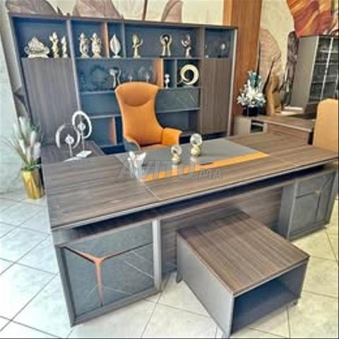 Équipement de bureaux d'entreprises et d'administrations avec chaises et bureaux