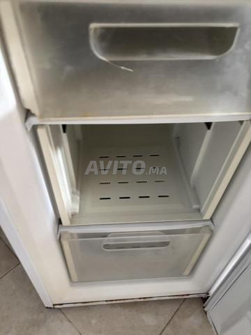 FRIGO PRATIQUE EN BON ETAT AVEC TROIS ETAGERES