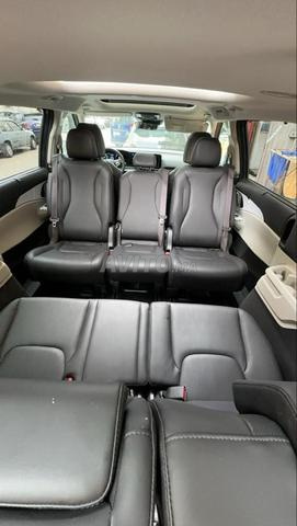 Location de voiture Kia Carnival 8 places
